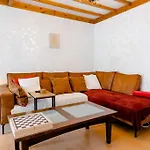 Digital Nomad Station - Bedroom With Desk Nearby Station And Parking