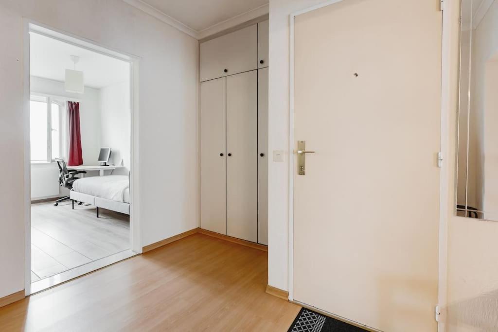 Digital Nomad Station - Bedroom With Desk Nearby Station And Parking Accommodatie bij particulieren Antwerpen