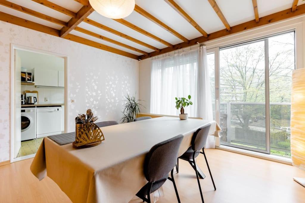 Digital Nomad Station - Bedroom With Desk Nearby Station And Parking