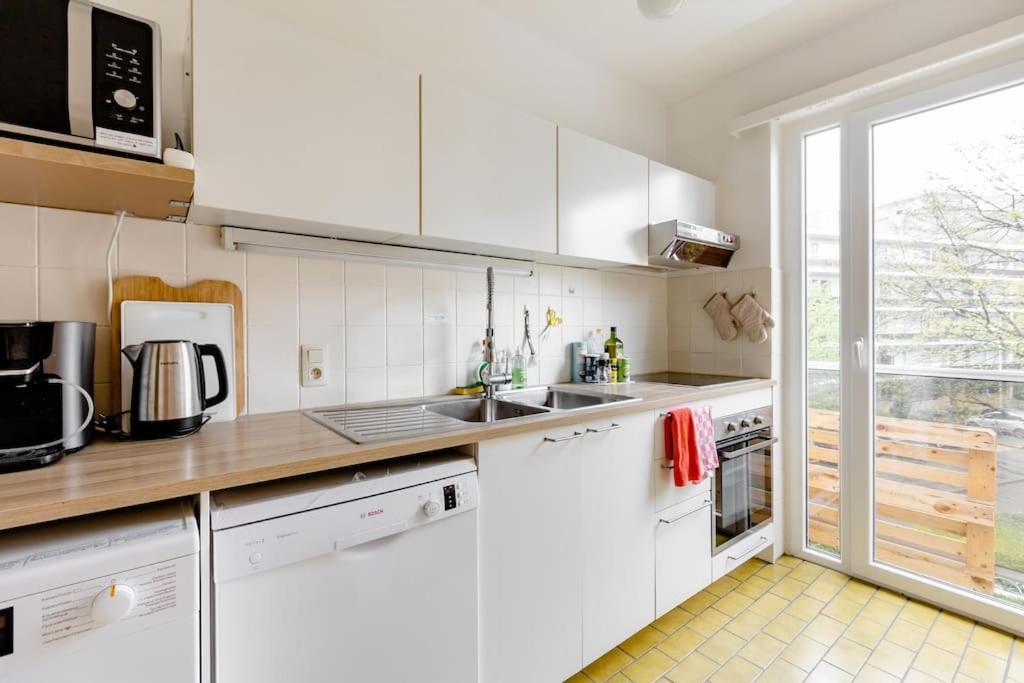 Digital Nomad Station - Bedroom With Desk Nearby Station And Parking Accommodatie bij particulieren